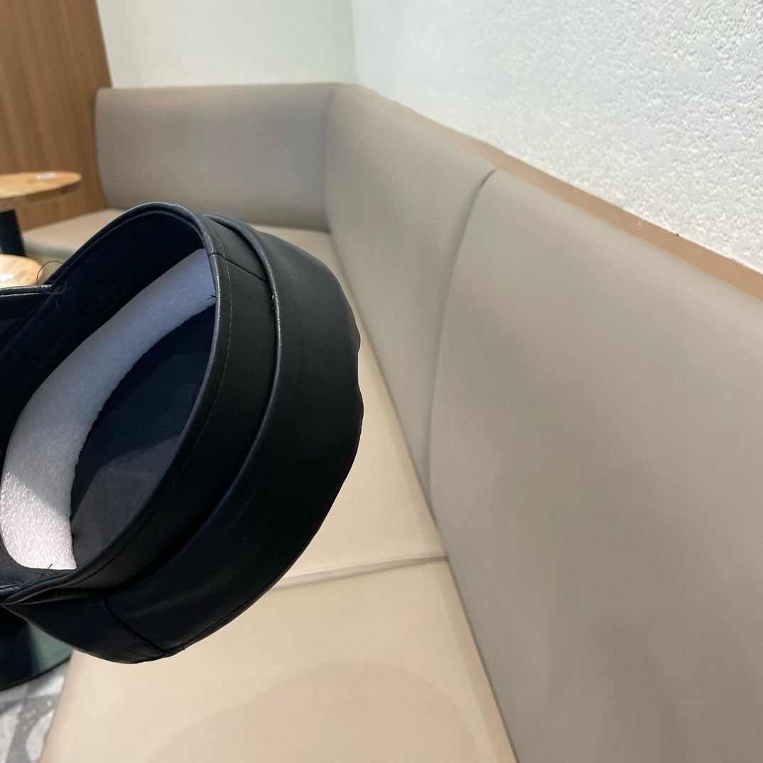 NEWSBOY CAP IN BLACK CALFSKIN 421107