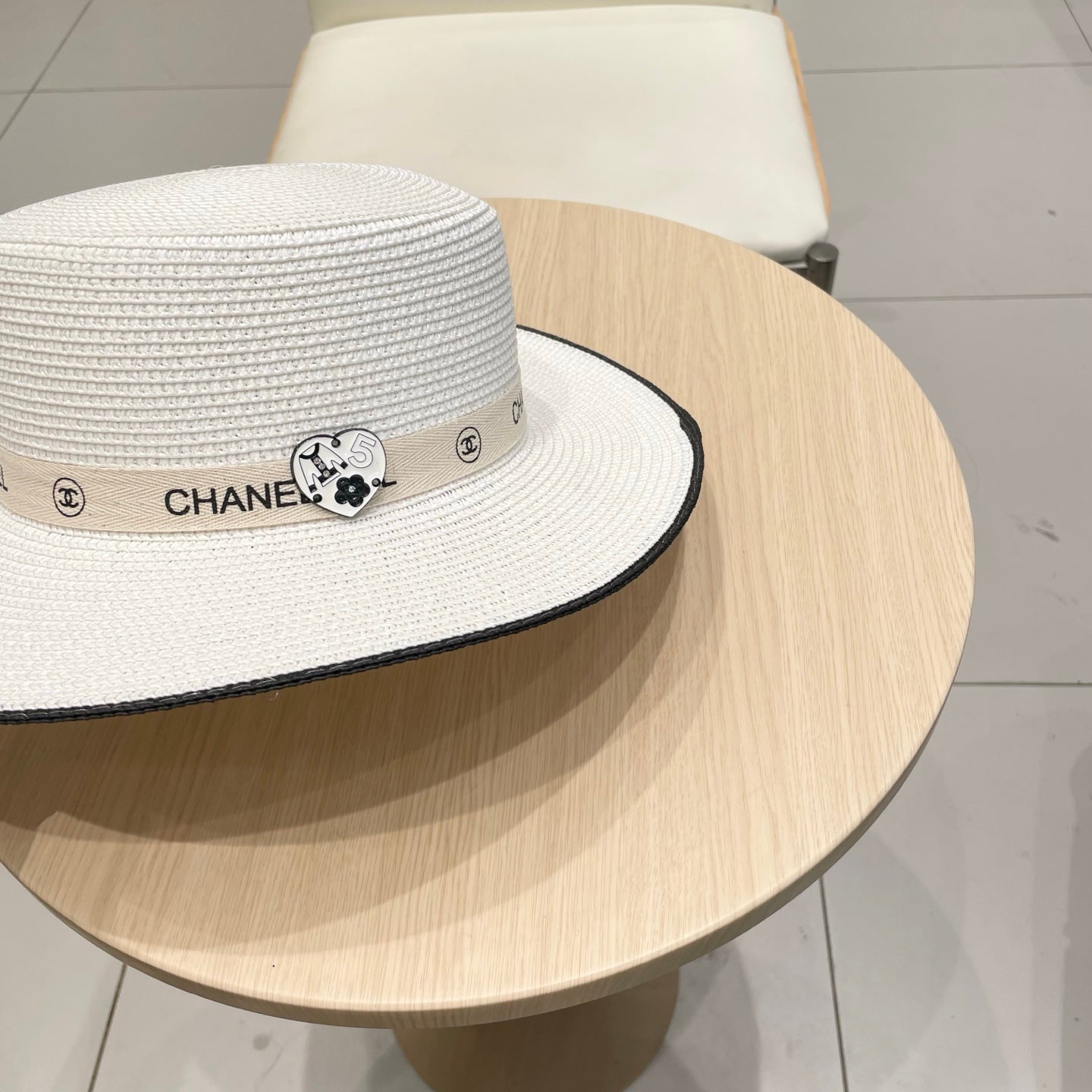 FLAT STRAW HAT WHITE 672721