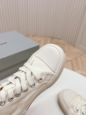 WHITE CANVAS HIGH-TOP SNEAKERS LOGO GRAFFITI