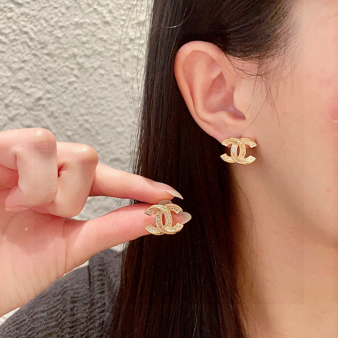 DOUBLE C STUD EARRINGS IN GOLD METAL FULLY DIAMOND