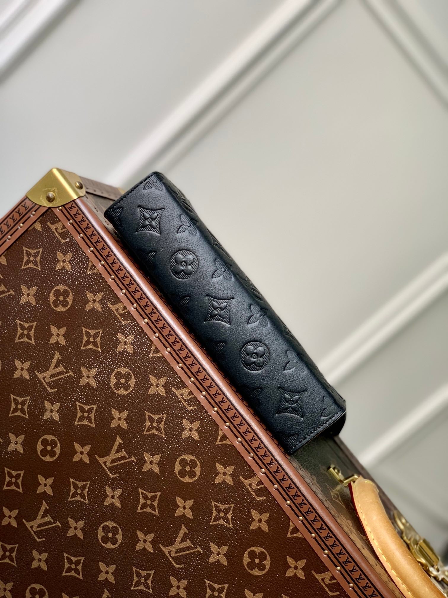 POCHETTE VOYAGE 22 IN BLACK MONOGRAM SHADOW CALFSKIN
