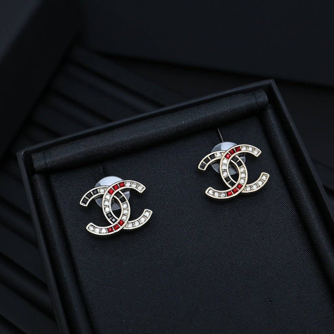 DOUBLE C STUD EARRINGS IN LIGHT GOLD METAL WITH MULTICOLOR CRYSTALS