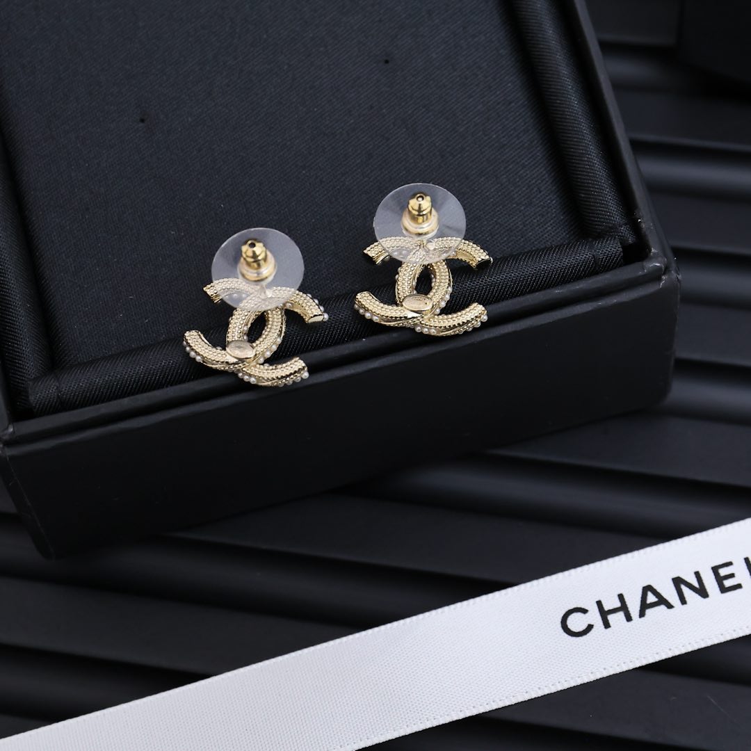 TWISTED ROPE STUD EARRINGS IN METAL WITH WHITE PEARLS