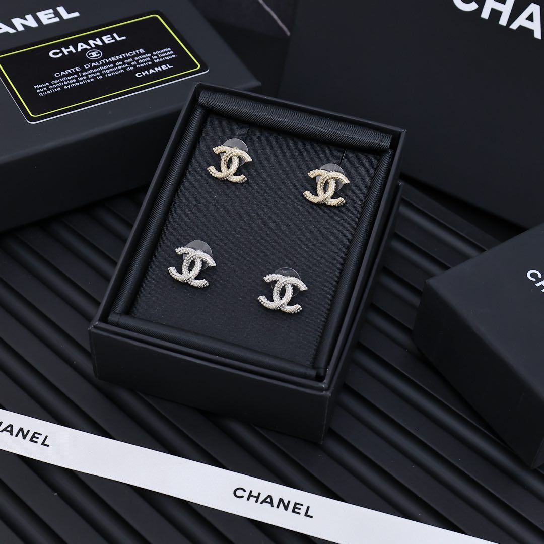 TWISTED ROPE STUD EARRINGS IN METAL WITH WHITE PEARLS