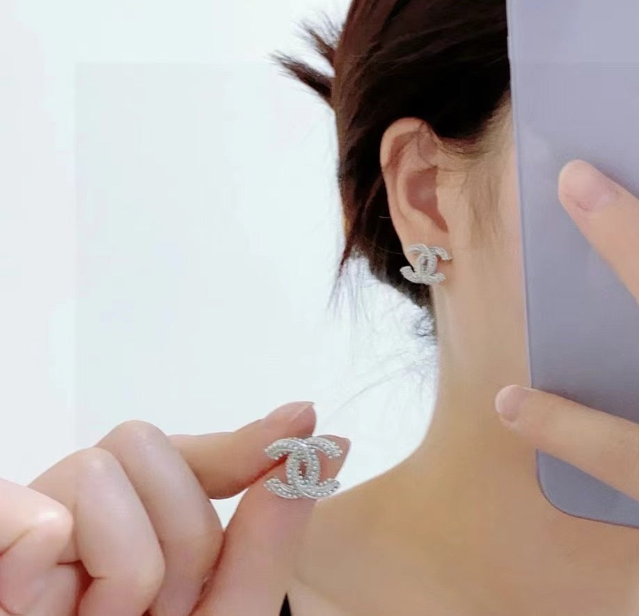 TWISTED ROPE STUD EARRINGS IN METAL WITH WHITE PEARLS