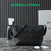 BOTTEGA VENETA 25S DIAGO HOBO 39 IN BLACK CALFSKIN