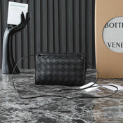 BOTTEGA VENETA 25S ANDIAMO POUCH 19 IN BLACK CALFSKIN GOLD HARDWARE