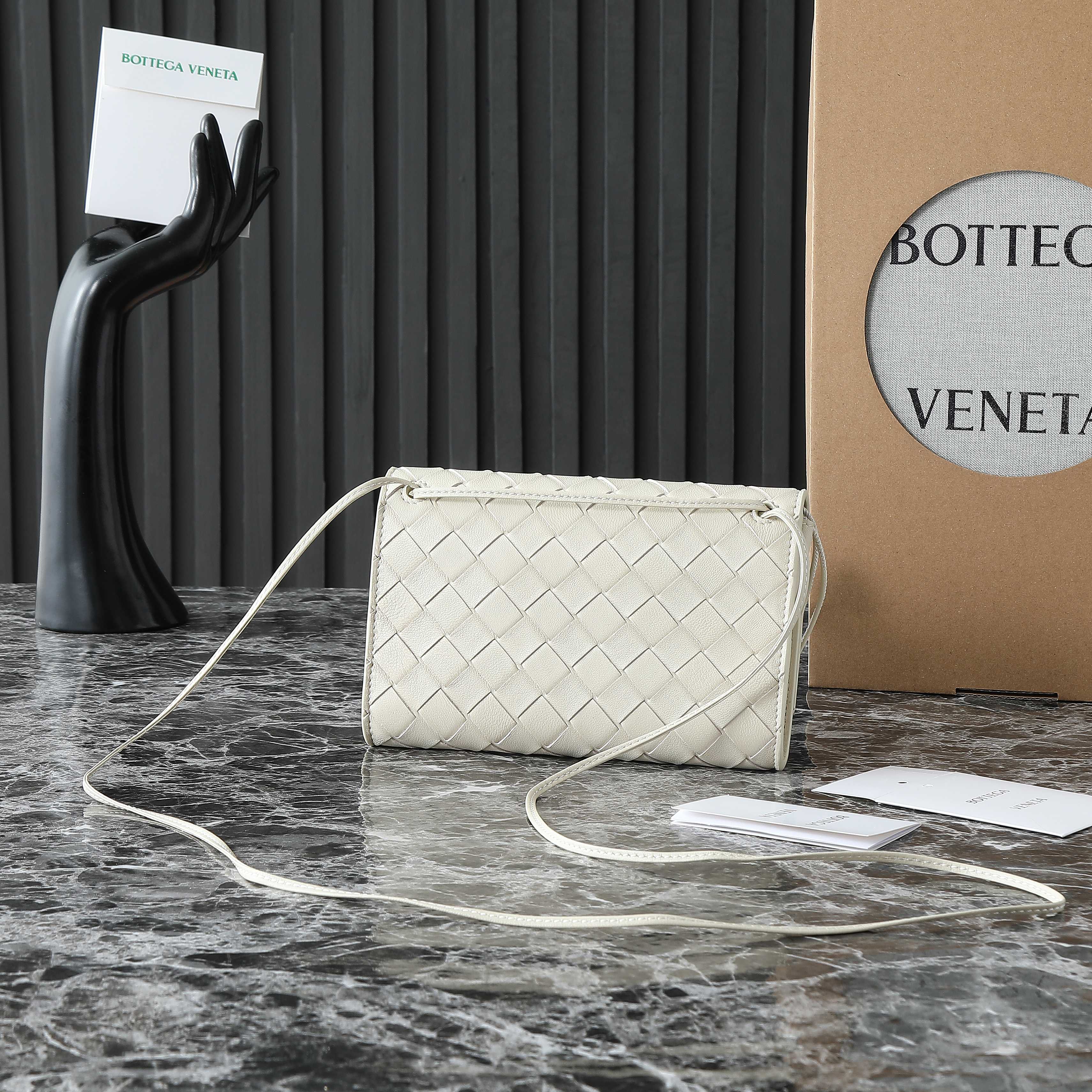 BOTTEGA VENETA 25S ANDIAMO POUCH 19 IN IVORY CALFSKIN GOLD HARDWARE