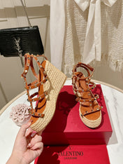 ROCKSTUD ANKLE STRAP WEDGE SANDAL IN YAM ORANGE CALFSKIN LEATHER 95 MM