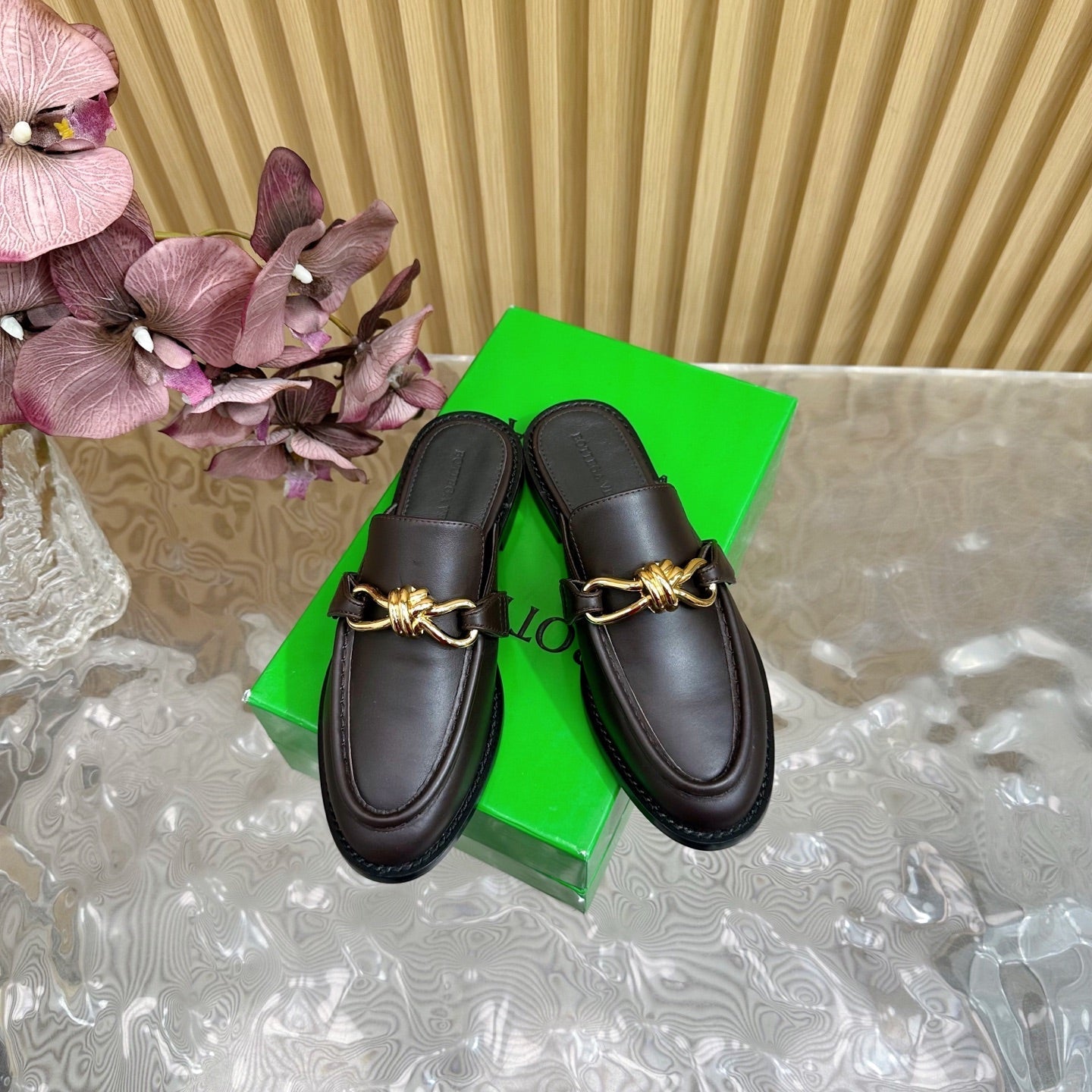 OPEN-BACK LOAFER REALISED IN CHESTNUT BROWN SOFT CALFSKIN WITH SIGNATURE METALLIC KNOT DETAIL