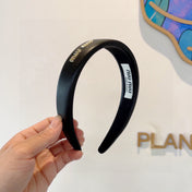 THICK HEADBAND IN BLACK CALFSKIN GOLD LOGO 409395