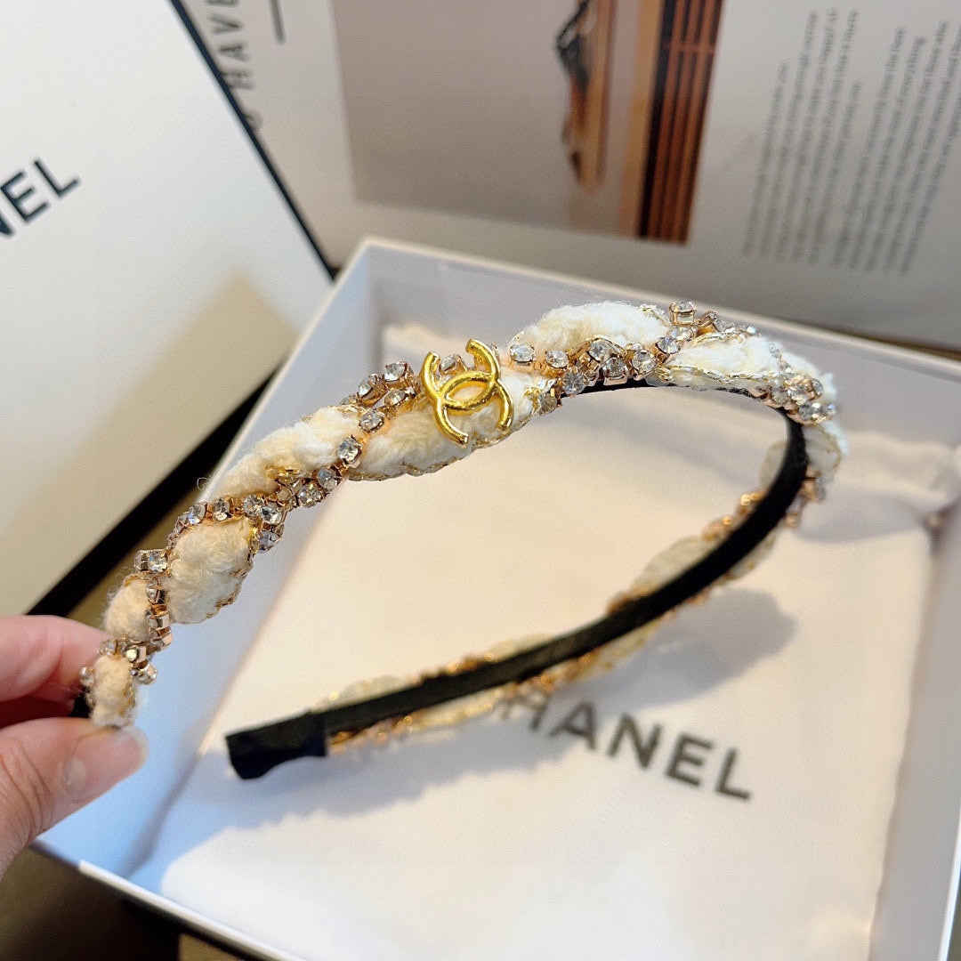 WHITE FABRIC WITH CRYSTAL HAIRBAND 417311