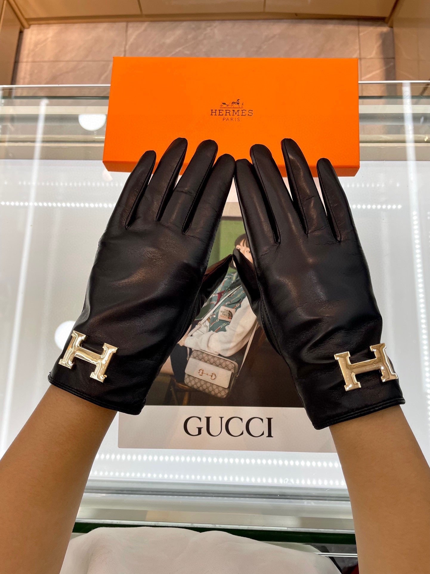 TOUCHSCREEN GLOVES IN BLACK LAMBSKIN WITH CASHMERE LINING