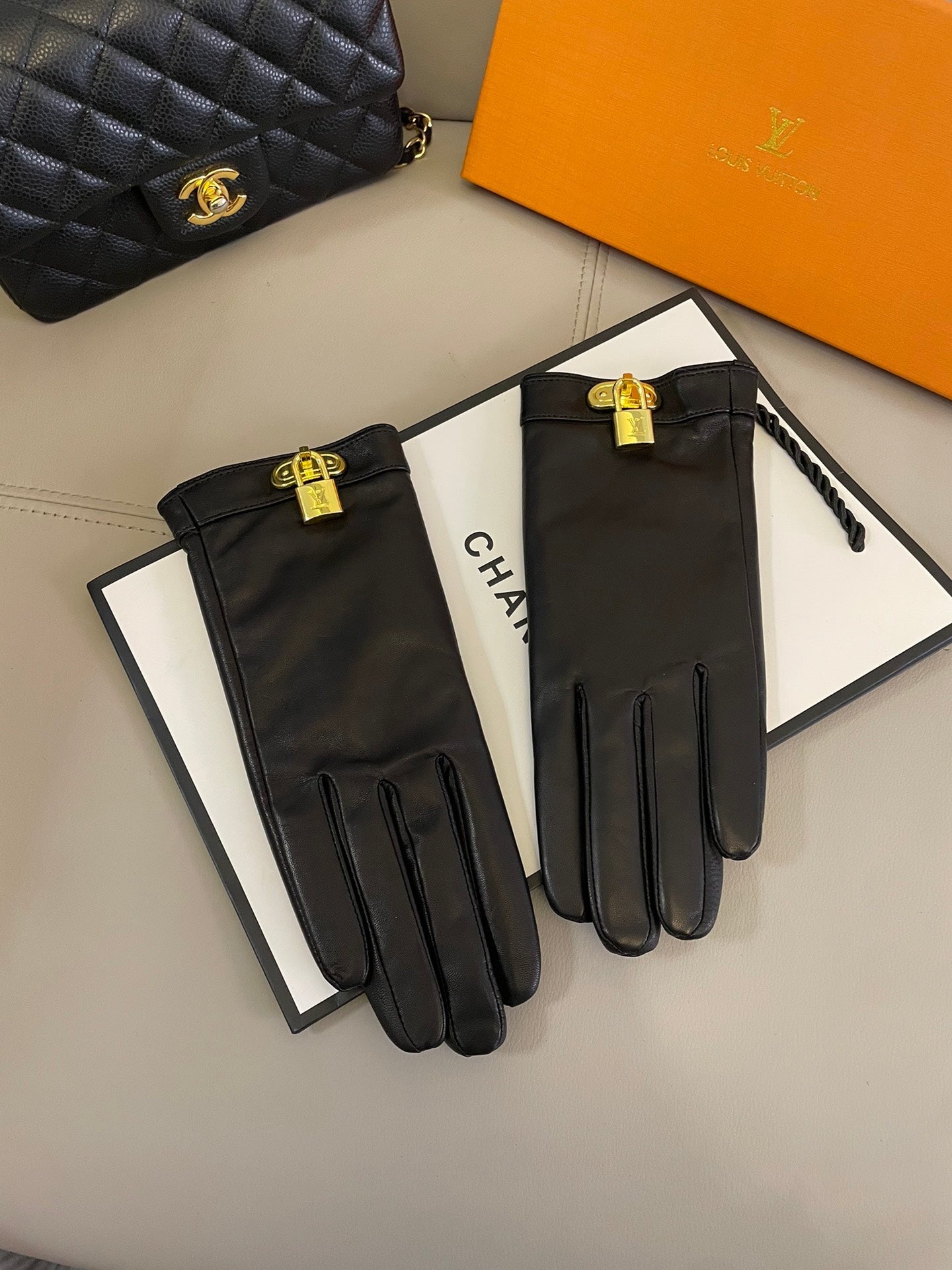 GLOVES IN BLACK LAMBSKIN WITH GOLD HARDWARE 465064