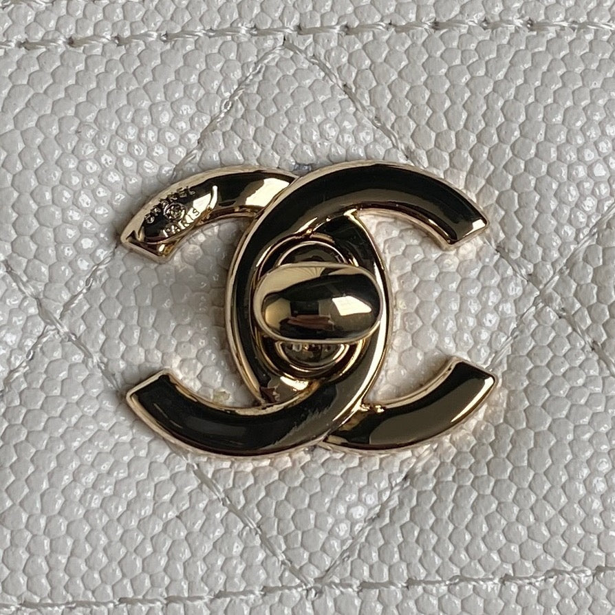 25C FLAP BAG 18 IN WHITE SHINY GRAINED CALFSKIN GOLD HARDWARE