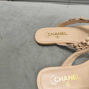 THONG SLIPPERS CAMELLIA IN BEIGE CALFSKIN