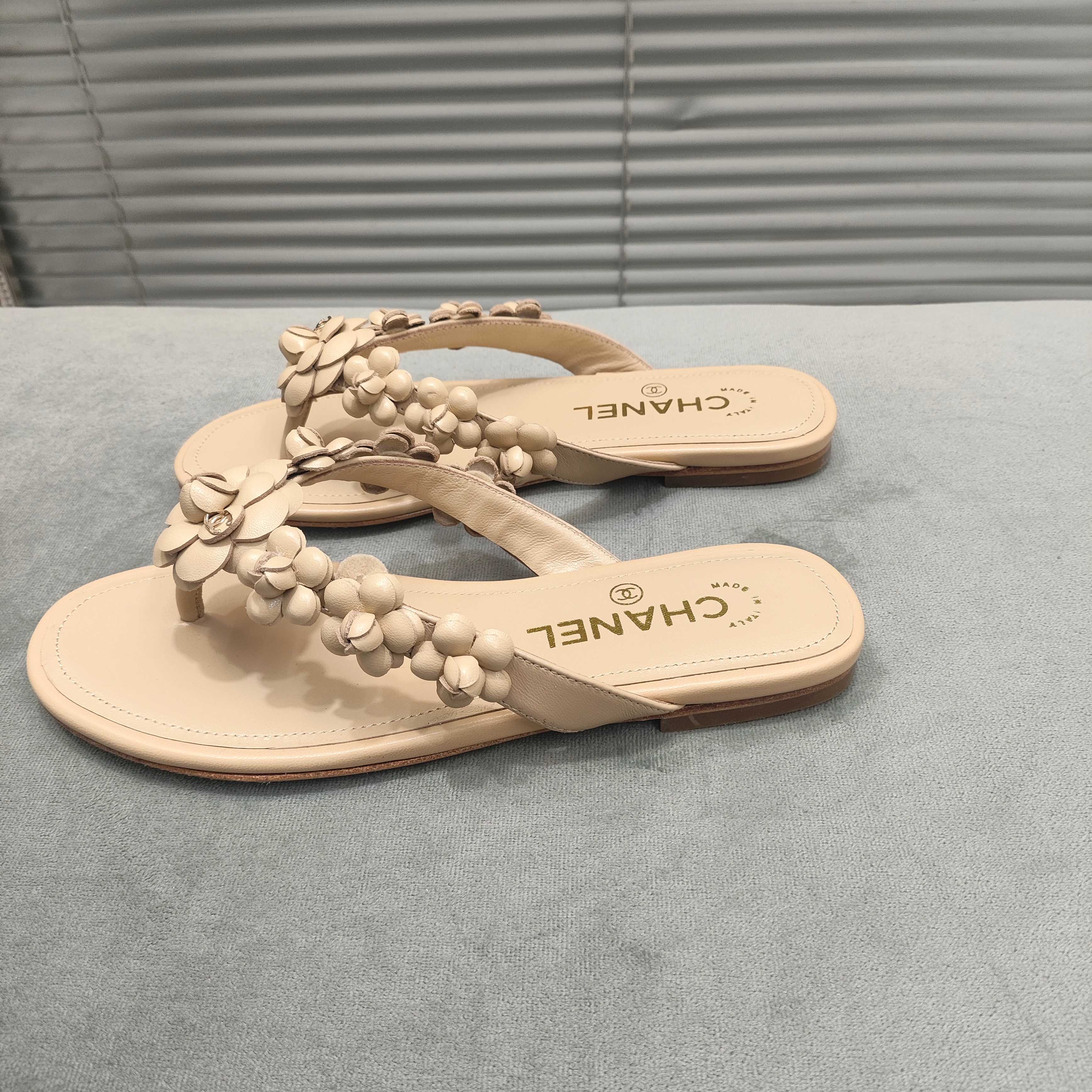 THONG SLIPPERS CAMELLIA IN BEIGE CALFSKIN