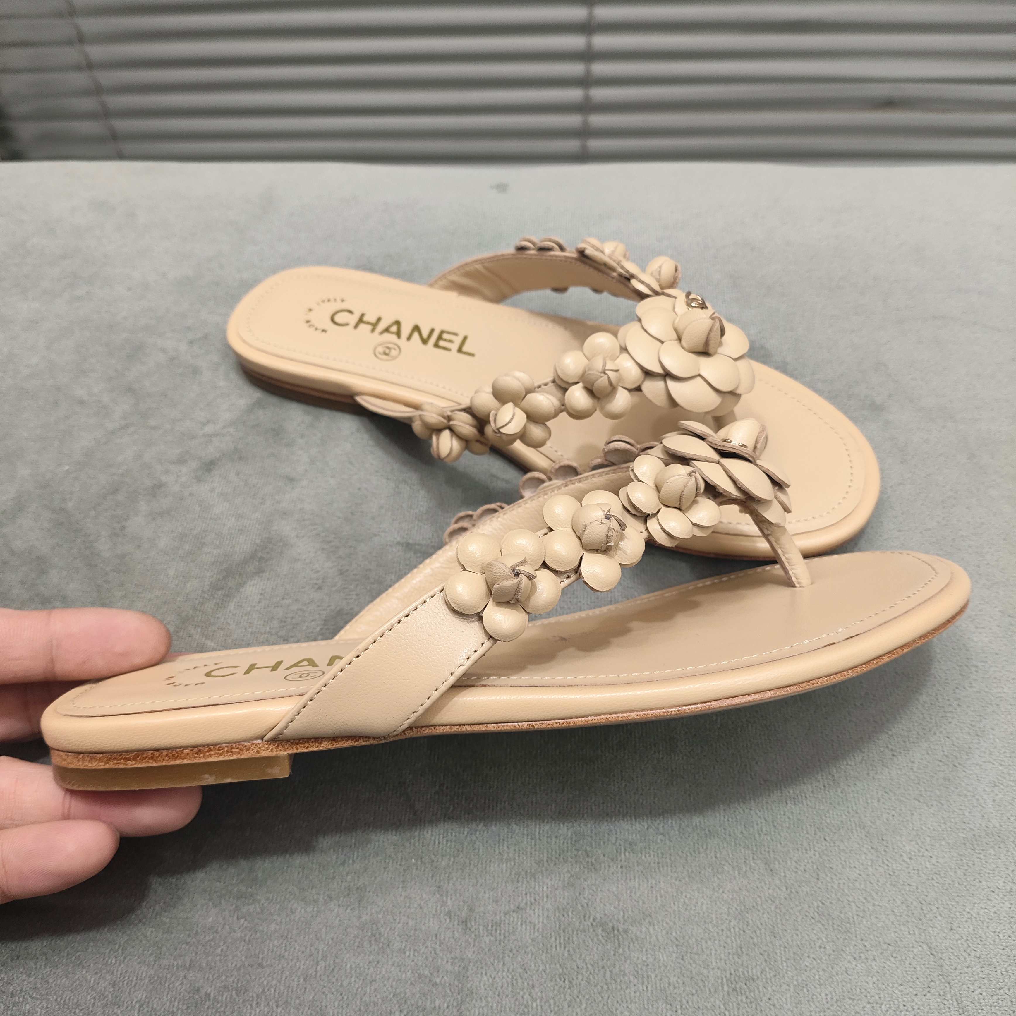 THONG SLIPPERS CAMELLIA IN BEIGE CALFSKIN