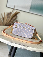 POCHETTE MÉTIS EAST WEST 21 IN GRAY CREAM MONOGRAM TRIANON CANVAS GOLD HARDWARE