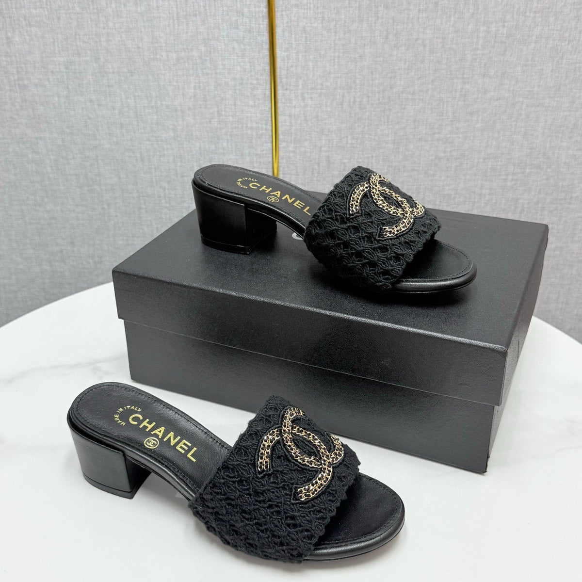 CC HIGH HEEL 25S IN BLACK FABRIC AND CALFSKIN WITH LOGO