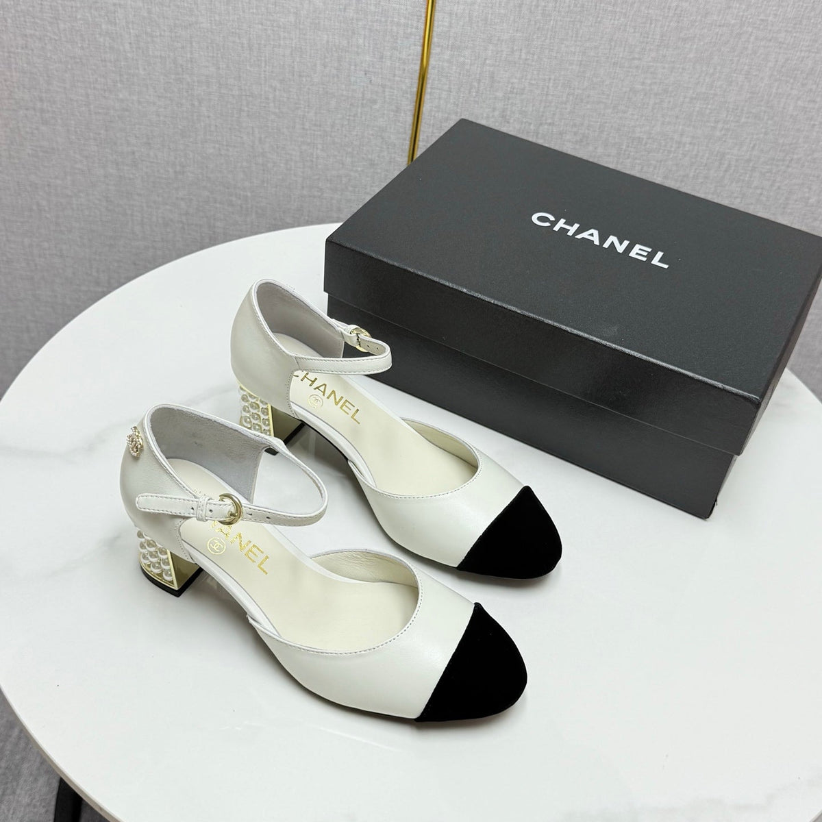 CC MARY JANE HEELS 25S IN WHITE LAMBSKIN AND BLACK SUEDE WITH PEARL HEEL STYLE 7