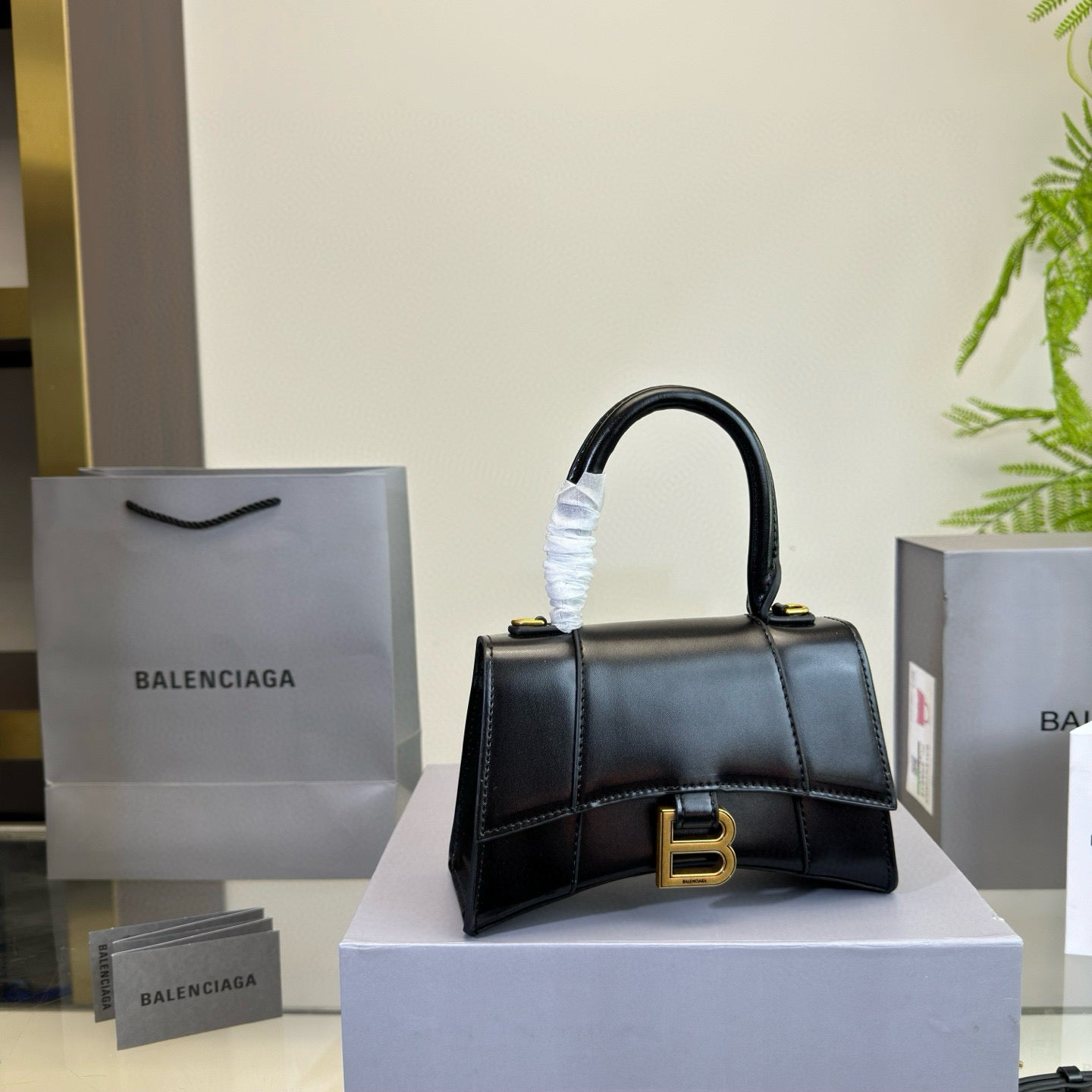 HOURGLASS HANDBAG 19 IN BLACK SHINY BOX CALFSKIN GOLD HARDWARE