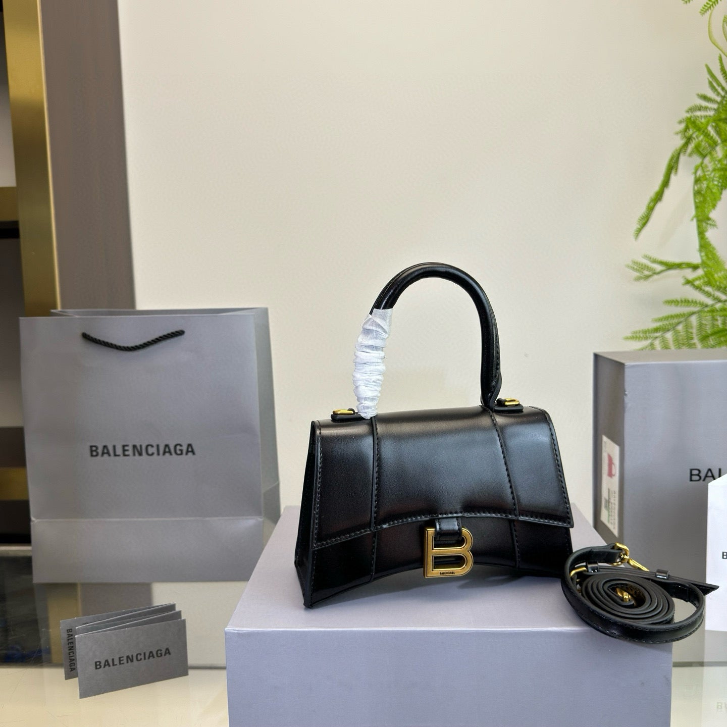 HOURGLASS HANDBAG 19 IN BLACK SHINY BOX CALFSKIN GOLD HARDWARE