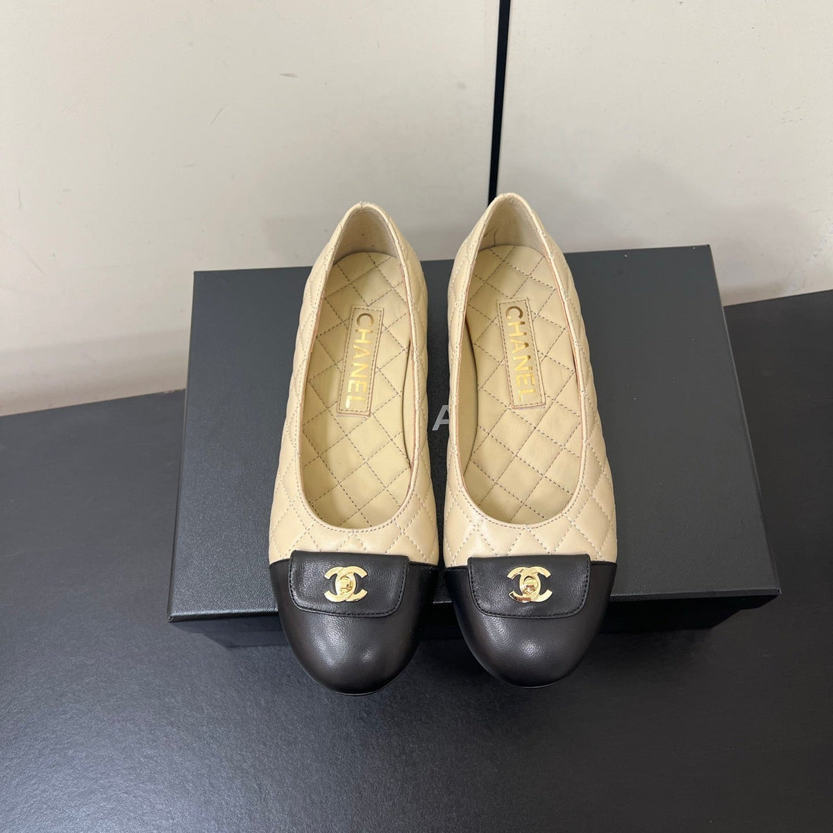 CC BALLET FLAT 25SS IN BEIGE MIX BLACK LAMBSKIN WITH GOLD HARDWARE