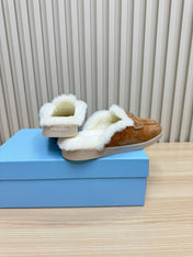 TRIANGLE LOGO FLATS IN CAMEL SUEDE AND FUR LINING