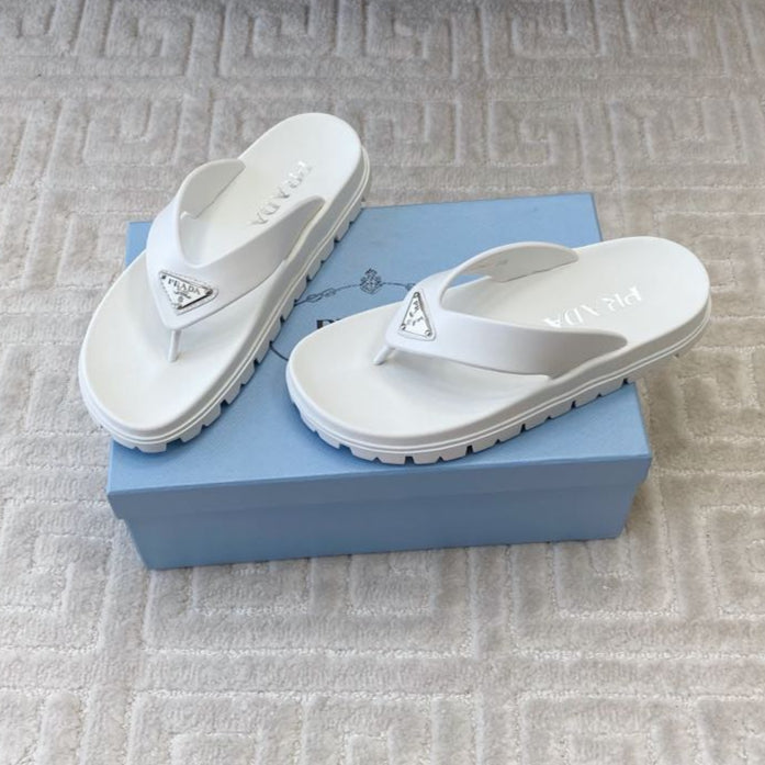 THICK-SOLED FLIP FLOPS IN WHITE RUBBER