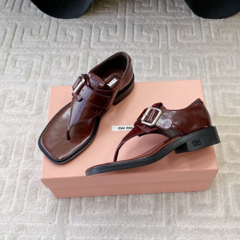 THONG SANDALS IN RED BROWN SHINY LAMBSKIN WITH SILVER BUCKLE