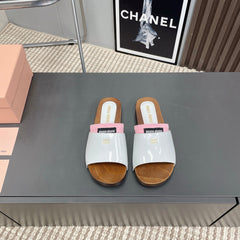 SLIPPERS IN WHITE GLOSSY CALFSKIN WITH PINK HALF-FOOT SOCKS