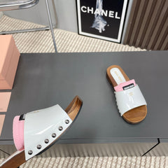 SLIPPERS IN WHITE GLOSSY CALFSKIN WITH PINK HALF-FOOT SOCKS