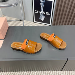 SLIPPERS IN CINNAMON BROWN GLOSSY CALFSKIN WITH ORANGE HALF-FOOT SOCKS