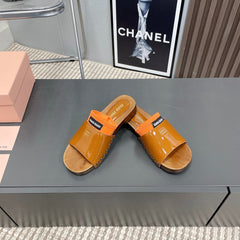 SLIPPERS IN CINNAMON BROWN GLOSSY CALFSKIN WITH ORANGE HALF-FOOT SOCKS