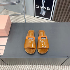 SLIPPERS IN CINNAMON BROWN GLOSSY CALFSKIN WITH ORANGE HALF-FOOT SOCKS