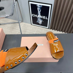 SLIPPERS IN CINNAMON BROWN GLOSSY CALFSKIN WITH ORANGE HALF-FOOT SOCKS