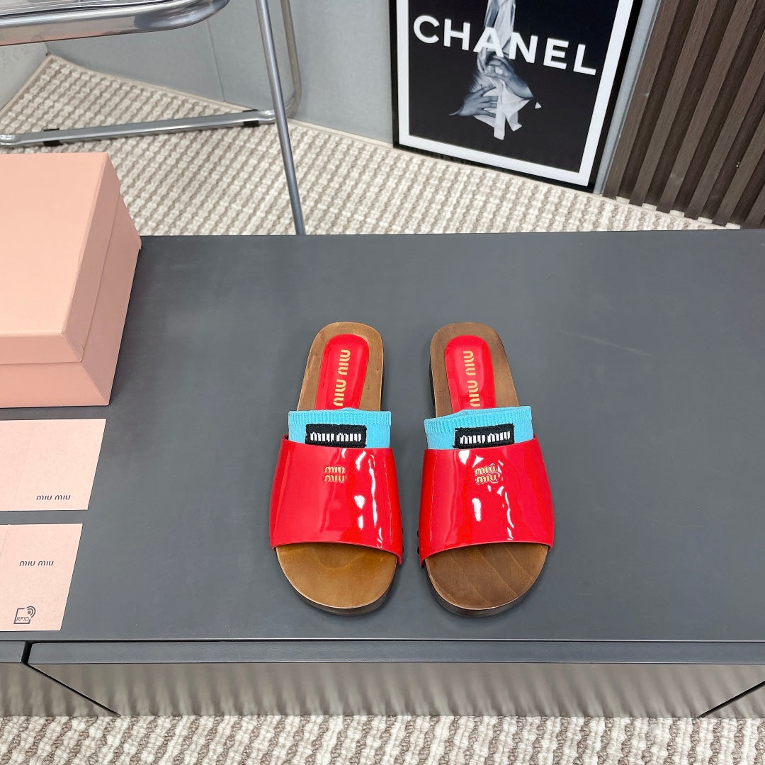 SLIPPERS IN RED GLOSSY CALFSKIN WITH SKY HALF-FOOT SOCKS