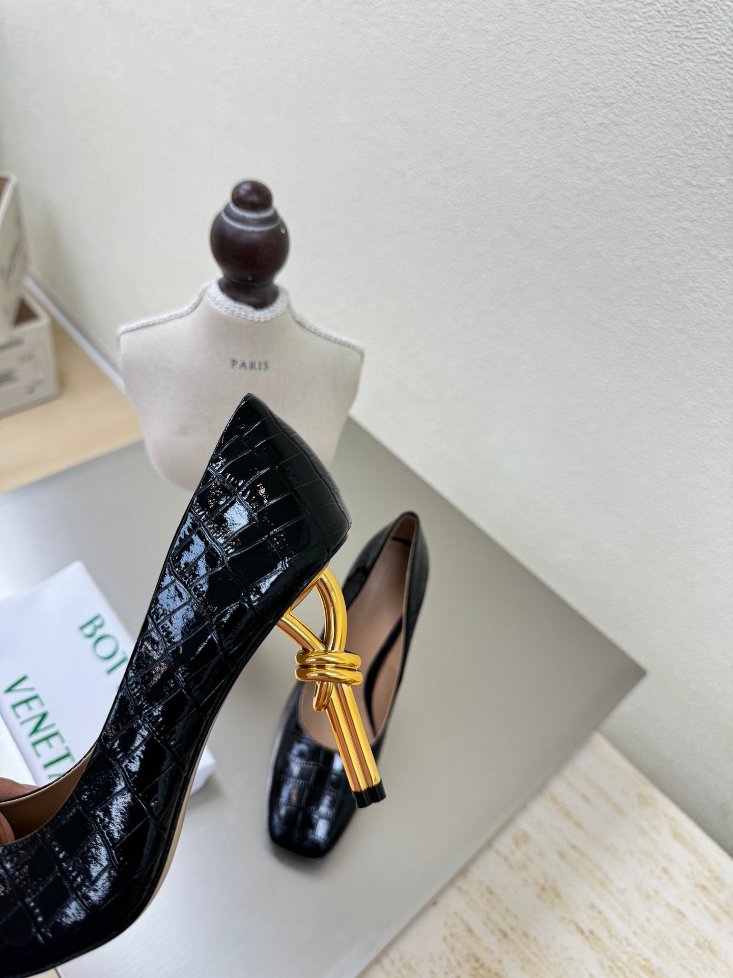 KNOT HIGH PUMP IN BLACK CALFSKIN WITH WOVEN DESIGN AND GOLD METAL HEEL 9 CM