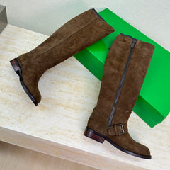 KNEE HIGH BOOT IN CHOCOLATE BROWN SUEDE