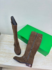 KNEE HIGH BOOT IN CHOCOLATE BROWN SUEDE
