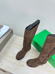 KNEE HIGH BOOT IN CHOCOLATE BROWN SUEDE