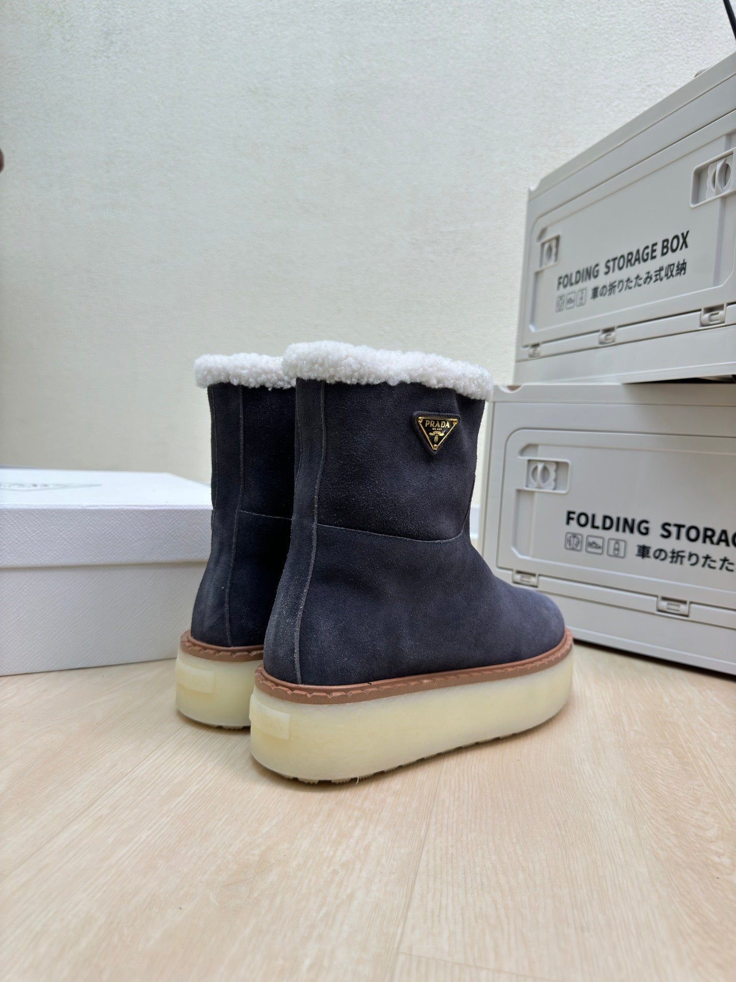 SUEDE BOOTS SLATE GRAY WITH SHEARLING LINING AND RUBBER FLATFORM SOLE