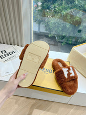 FLAT SLIDE IN GINGERBREAD BROWN FLEECE WITH WHITE LOGO