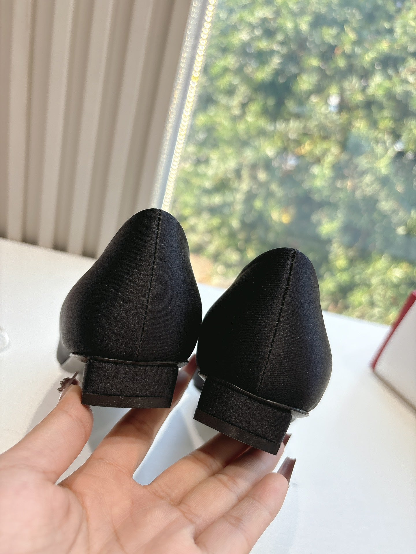 BELLE VIVIER BALLERINAS IN BLACK SILK