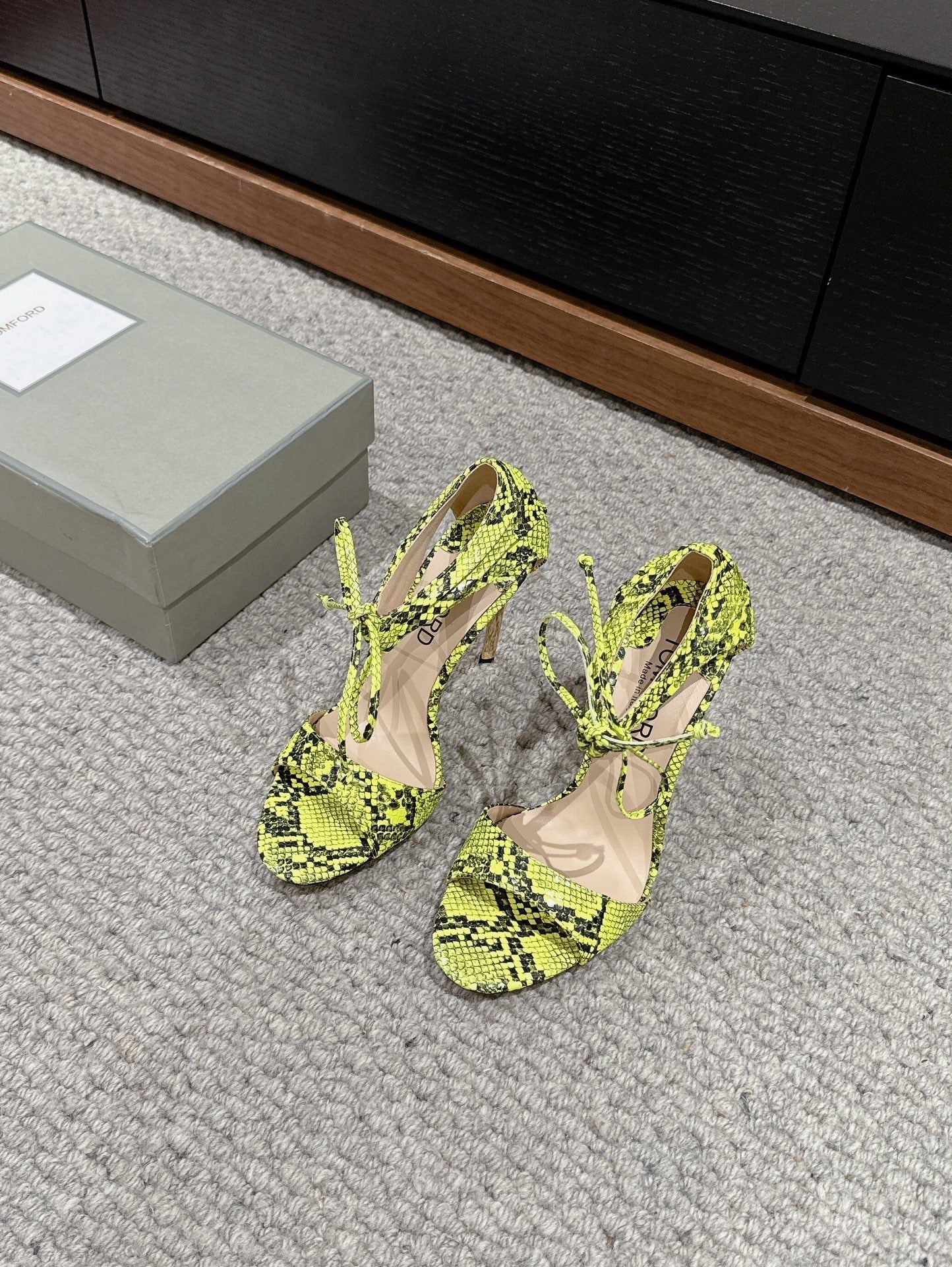 HIGH HEEL 10 CM SANDAL IN NEON YELLOW MIX BLACK CALFSKIN 684356