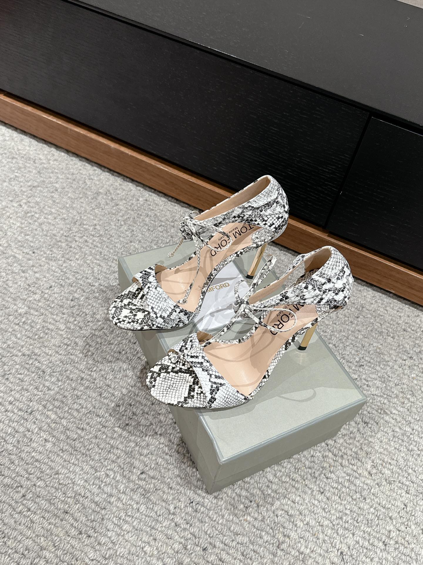 HIGH HEEL 10 CM SANDAL IN BLACK MIX WHITE CALFSKIN 684357