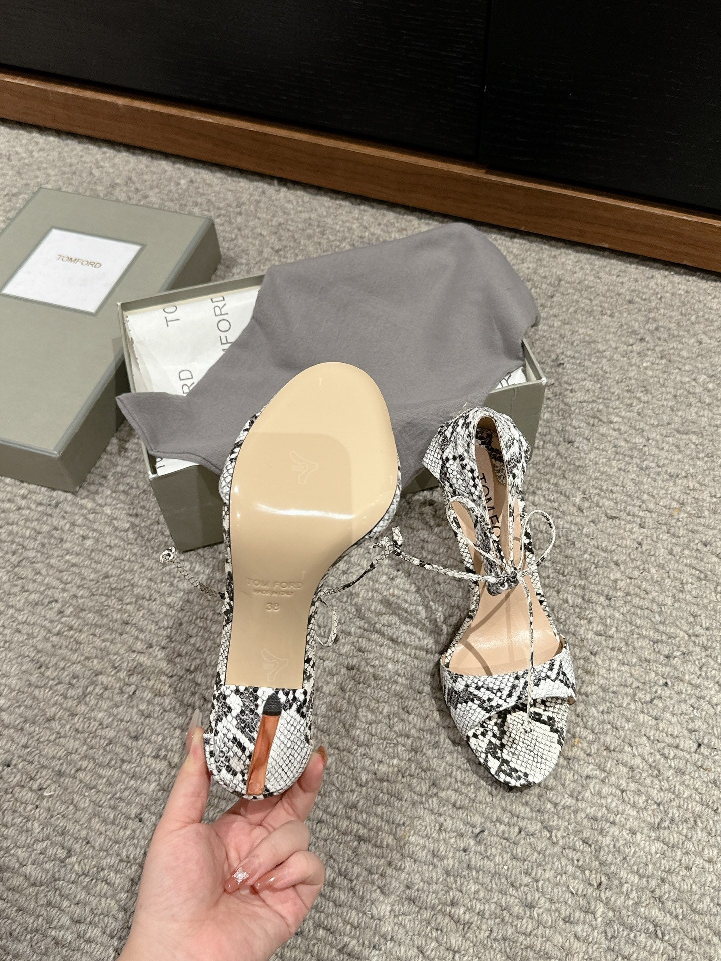 HIGH HEEL 10 CM SANDAL IN BLACK MIX WHITE CALFSKIN 684357