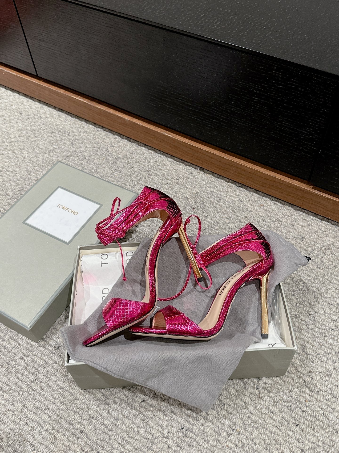 HIGH HEEL 10 CM SANDAL IN BRIGHT PINK CALFSKIN 684361