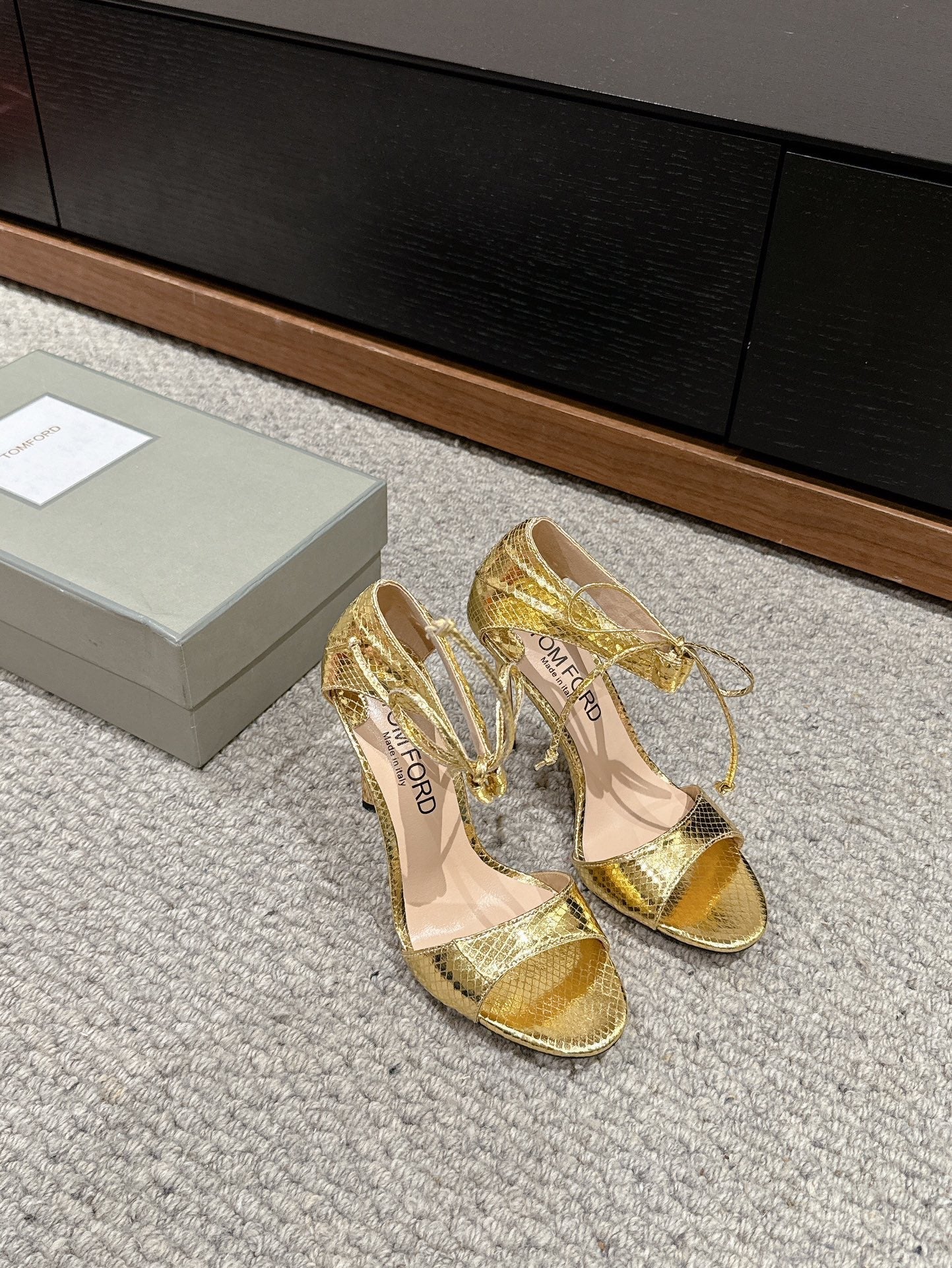 HIGH HEEL 10 CM SANDAL IN GOLD CALFSKIN 684363